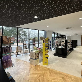 realisation-batiment-tertiaire-pharmacie-amiens-menuiseries-aluminium-technal-fenetres-murs-rideau-porte-vitrine-stores-11