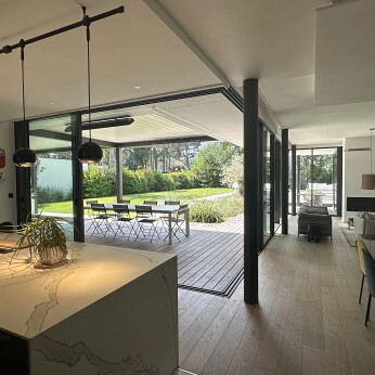 21-Maison-architecte-moderne-menuiserie-aluminium-porte-technal-lumeal-soleal-pergola-renson-camargue-skye-couplee null